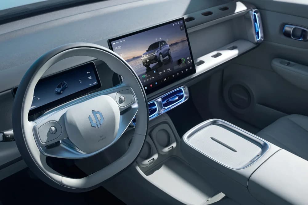 New Leapmotor B10 Hybrid EV — photo 2 of 8